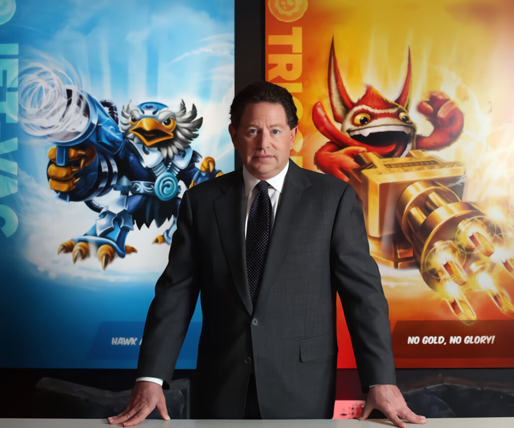 Bobby Kotick davanti ai poster dei titoli activision