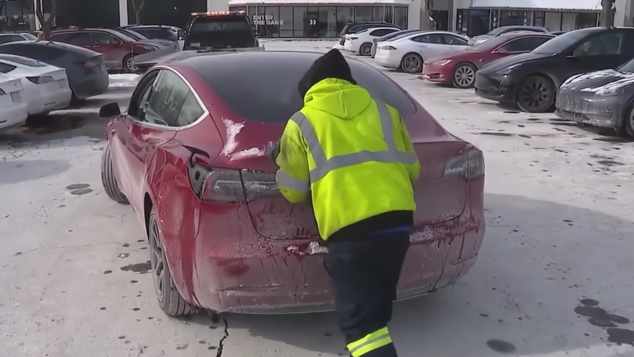 Chicago disagi per le auto elettriche, tra cui Tesla, bloccate dal freddo