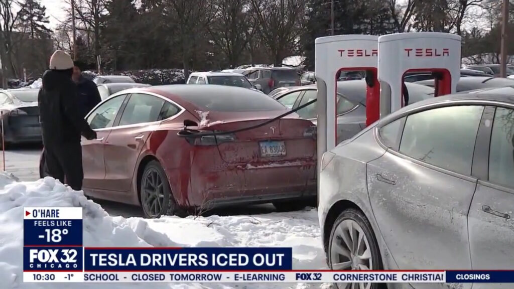Chicago Tesla ferme dal freddo alle colonnine di ricarica 