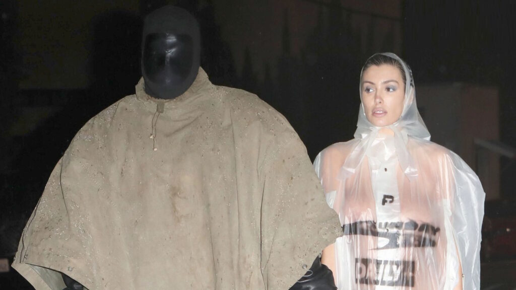 Kanye West e sua moglie Bianca Censori in abiti discutibili