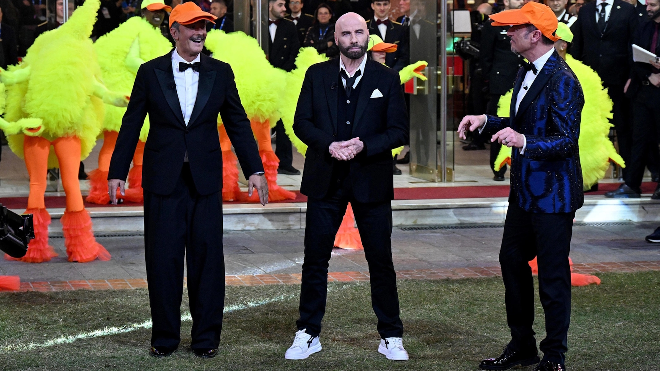 Amadeus, Fiorello e John Travolta a Sanremo 2024 prima di fare il ballo del qua qua