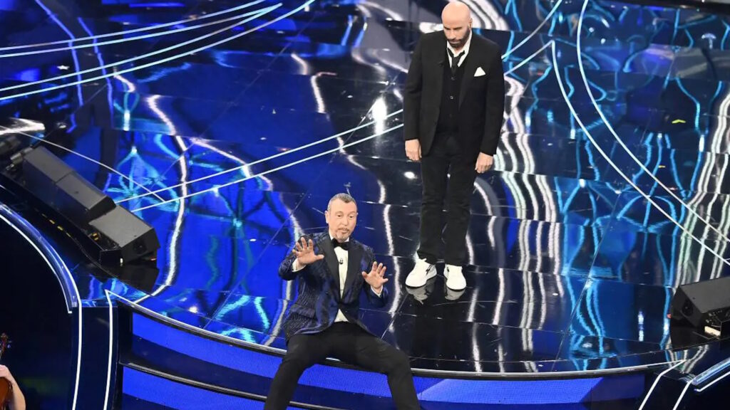 Sanremo 2024 Amadeus sul palco con John Travolta