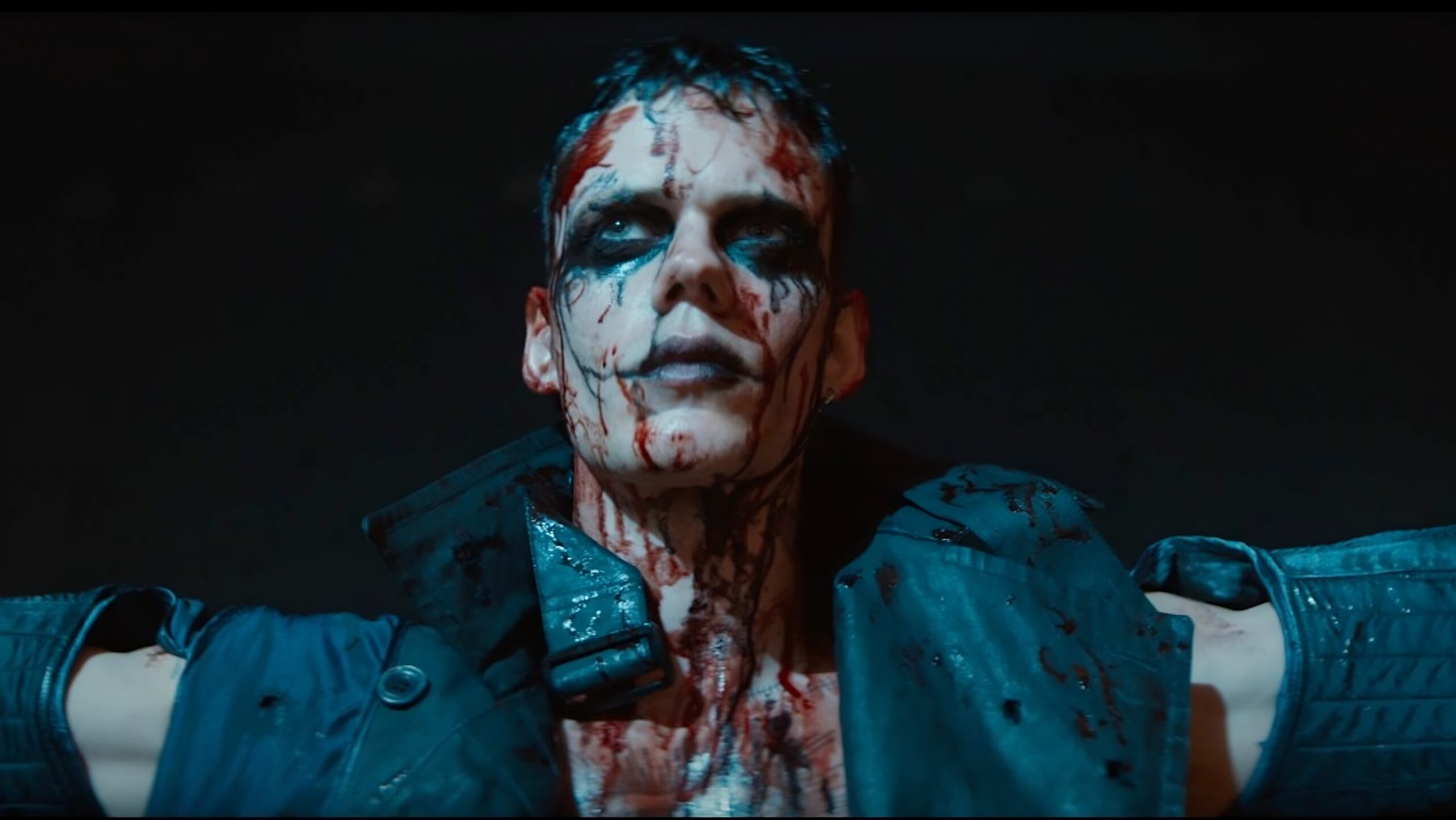 Il Corvo: Bill Skarsgård prepara la sua vendetta nei panni di Eric Draven nel primo trailer ufficiale