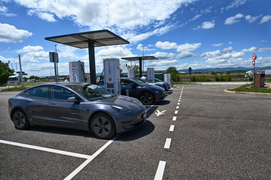 Tesla durante la ricarica alle colonnine in autostrada