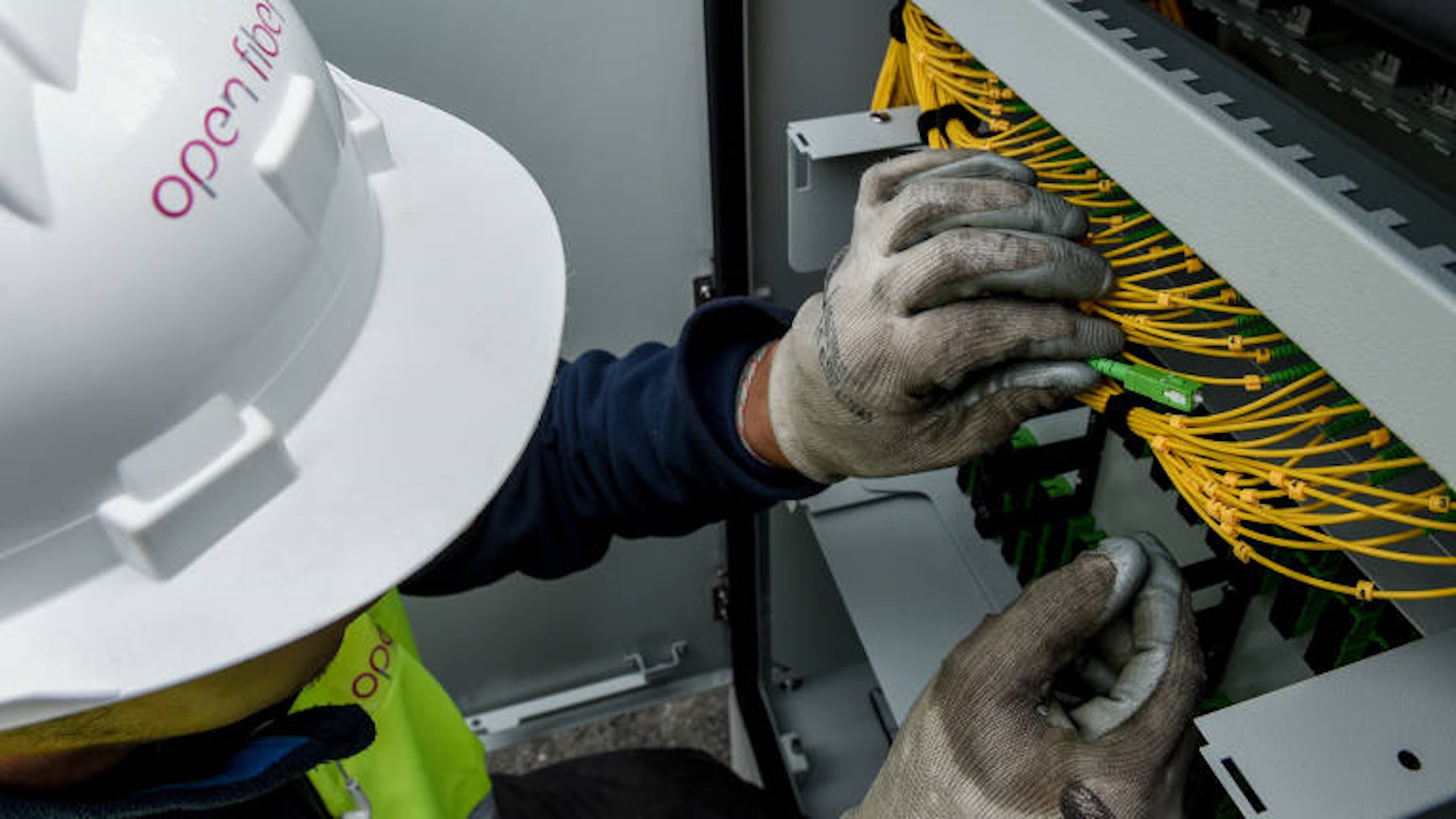 Open Fiber operaio a lavoro per la copertura
