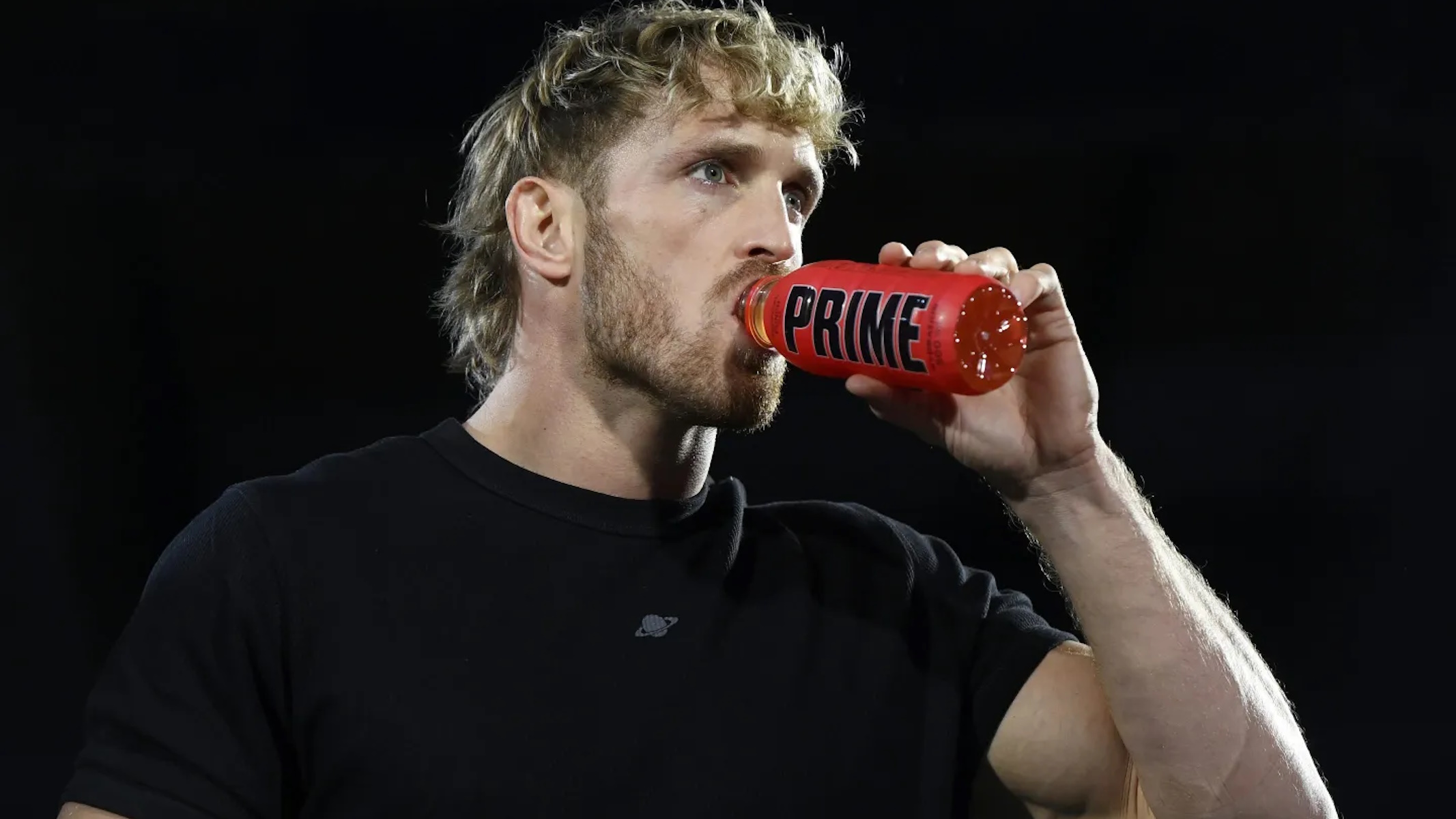 Logan Paul che beve da una bottiglia di Prime Hydration