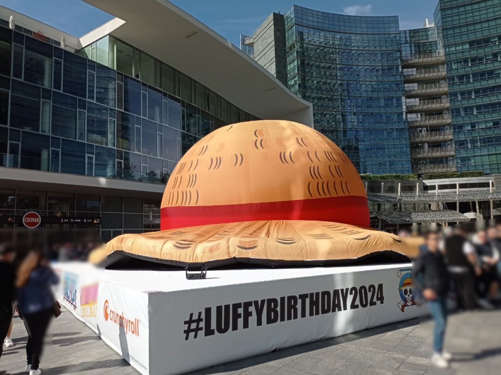 One Piece: non perdetevi lo speciale Pop-up store a Milano, adesso aperto a tempo limitato 3 Gonfiabile di One Piece in Piazza Gae Aulenti Milano