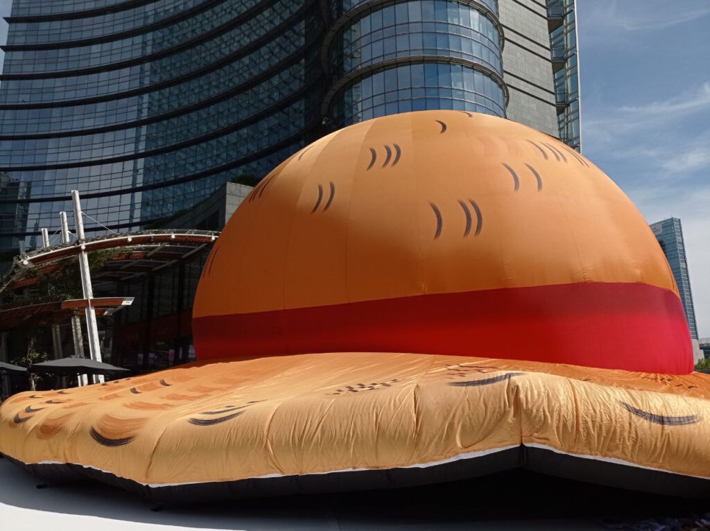 One Piece: non perdetevi lo speciale Pop-up store a Milano, adesso aperto a tempo limitato 2 Gonfiabile di One Piece in Piazza Gae Aulenti Milano