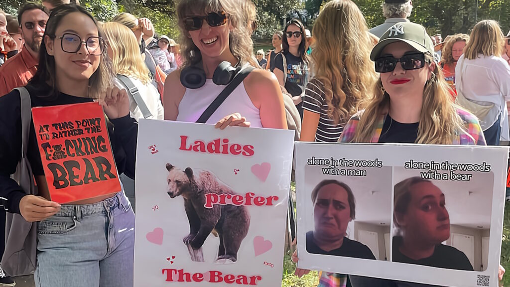 Proteste delle Donne che scelgono l'orso al posto dell'uomo