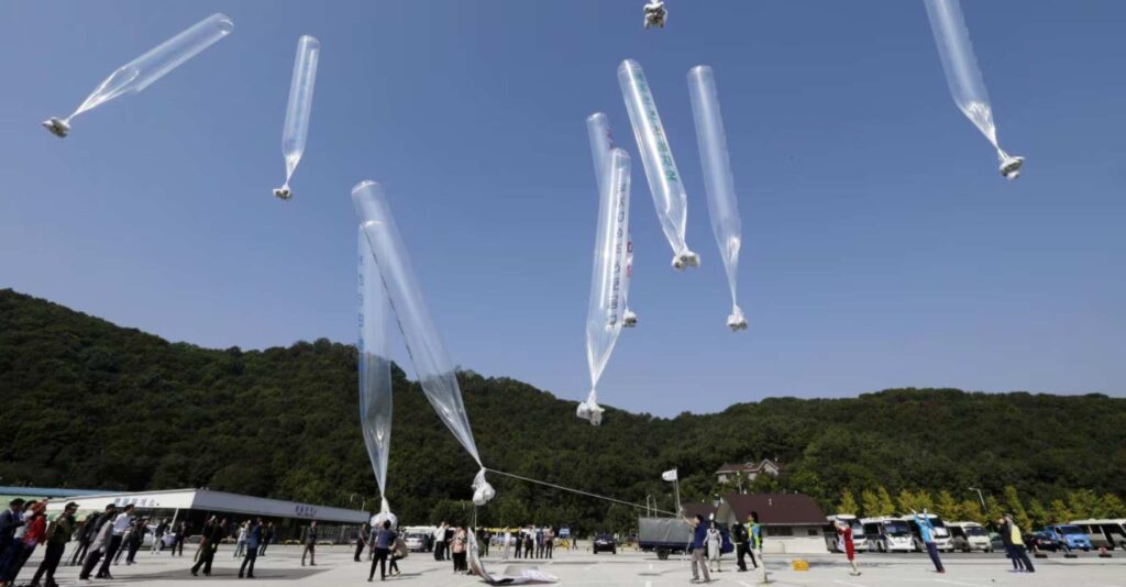 Continua la crisi dei palloni in Corea: il Sud invia al Nord manifesti anti-regime e serie TV 2 Corea