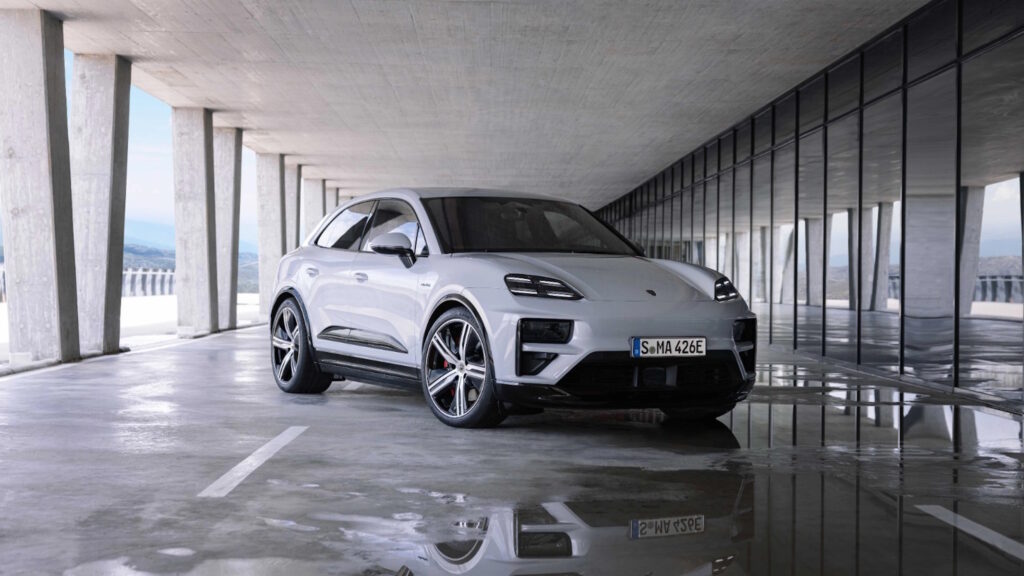 Porsche riconsidera il futuro a tutto elettrico: svilupperà ancora motori e auto a benzina 2 Porsche Macan elettrica