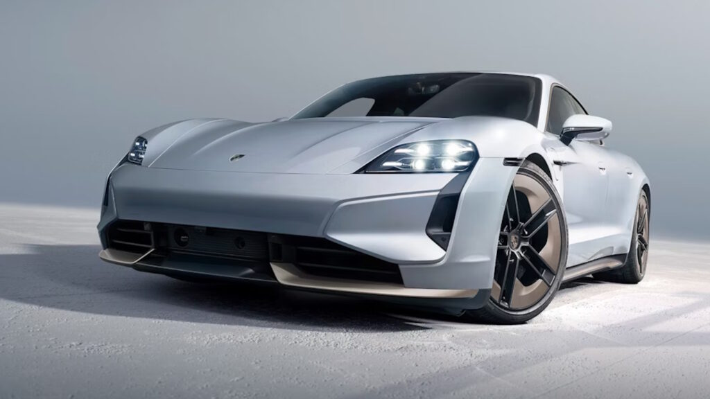 Porsche riconsidera il futuro a tutto elettrico: svilupperà ancora motori e auto a benzina 1 Porsche Taycan elettrica