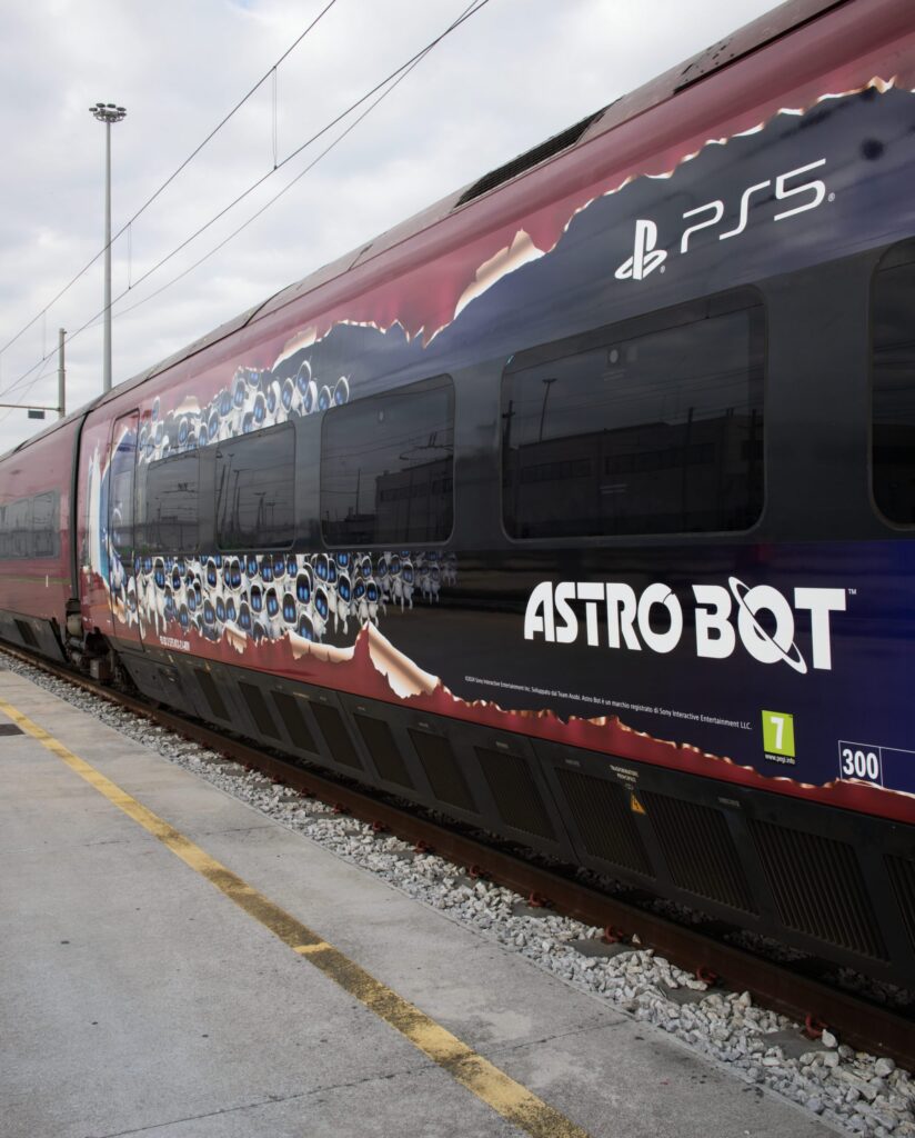 Astro Bot arriva sui treni di Italo grazie a una speciale collaborazione con PlayStation 1 Astro Bot