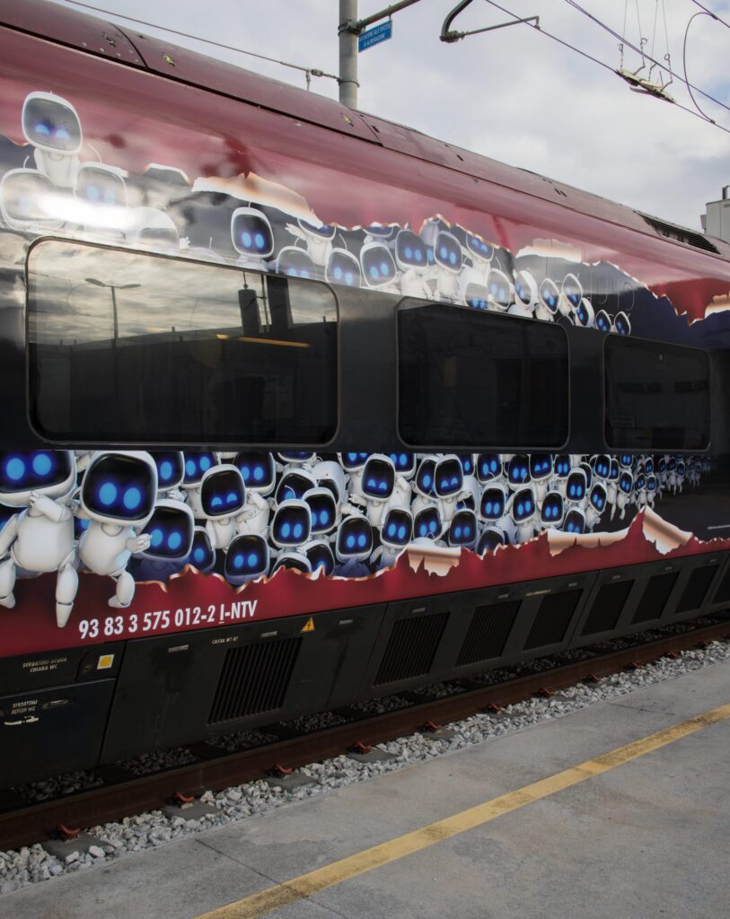 Astro Bot arriva sui treni di Italo grazie a una speciale collaborazione con PlayStation 2 Astro Bot