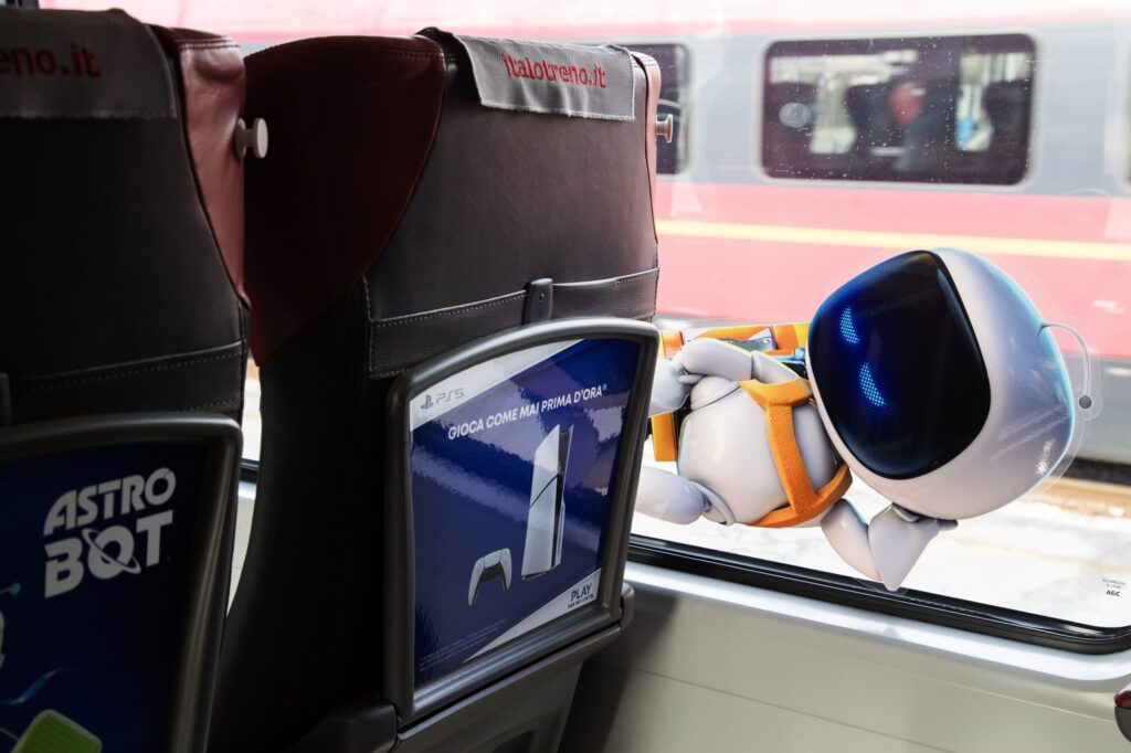 Astro Bot arriva sui treni di Italo grazie a una speciale collaborazione con PlayStation 6 Astro Bot