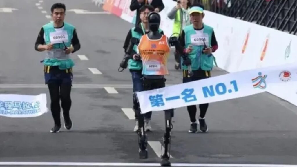Il robot che ha vinto una mezza maratona in Cina potrà essere impiegato in magazzini e ospedali 1 robot