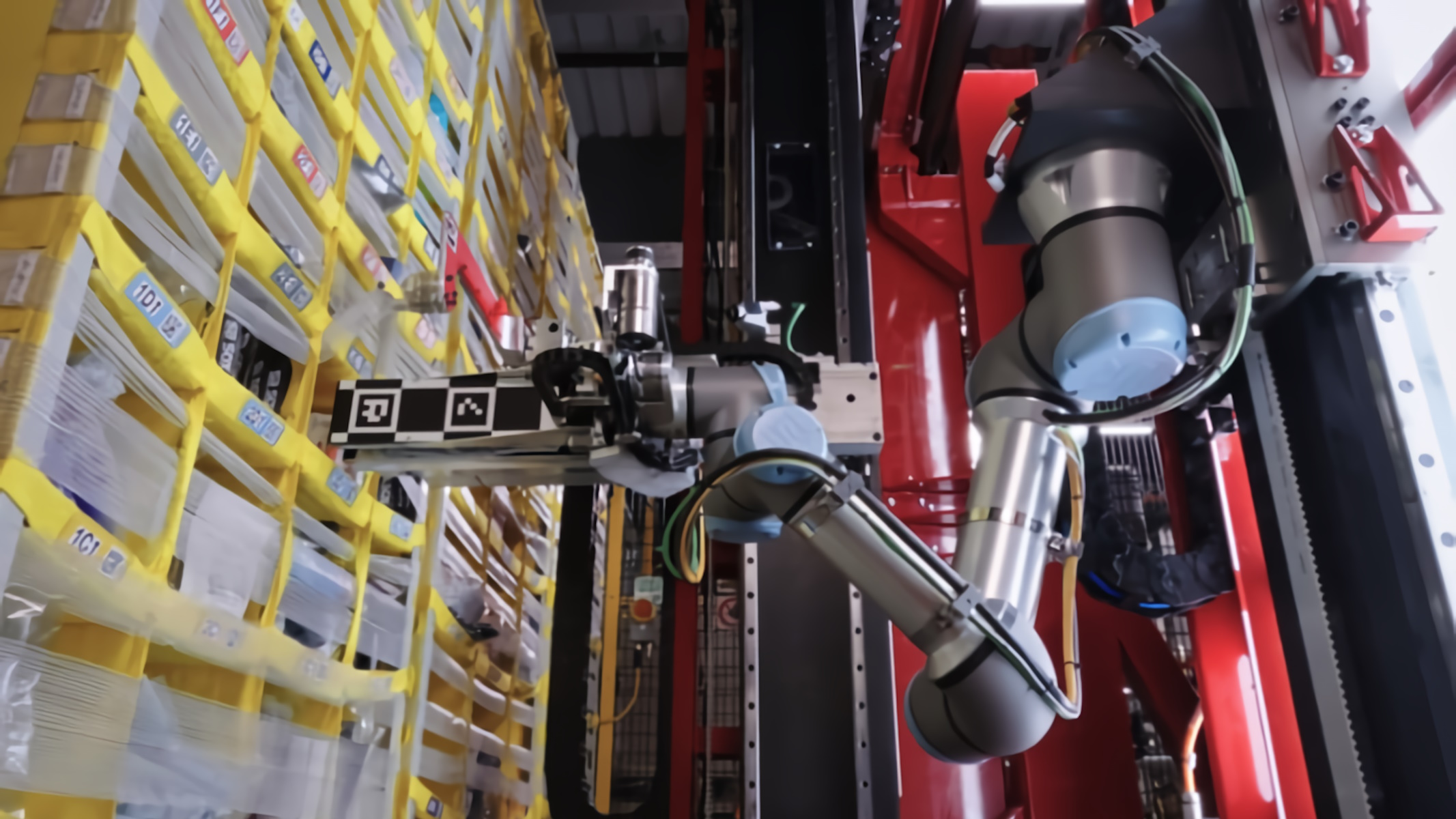 vulcan, il robot con il senso del tatto di Amazon al lavoro in un magazzino