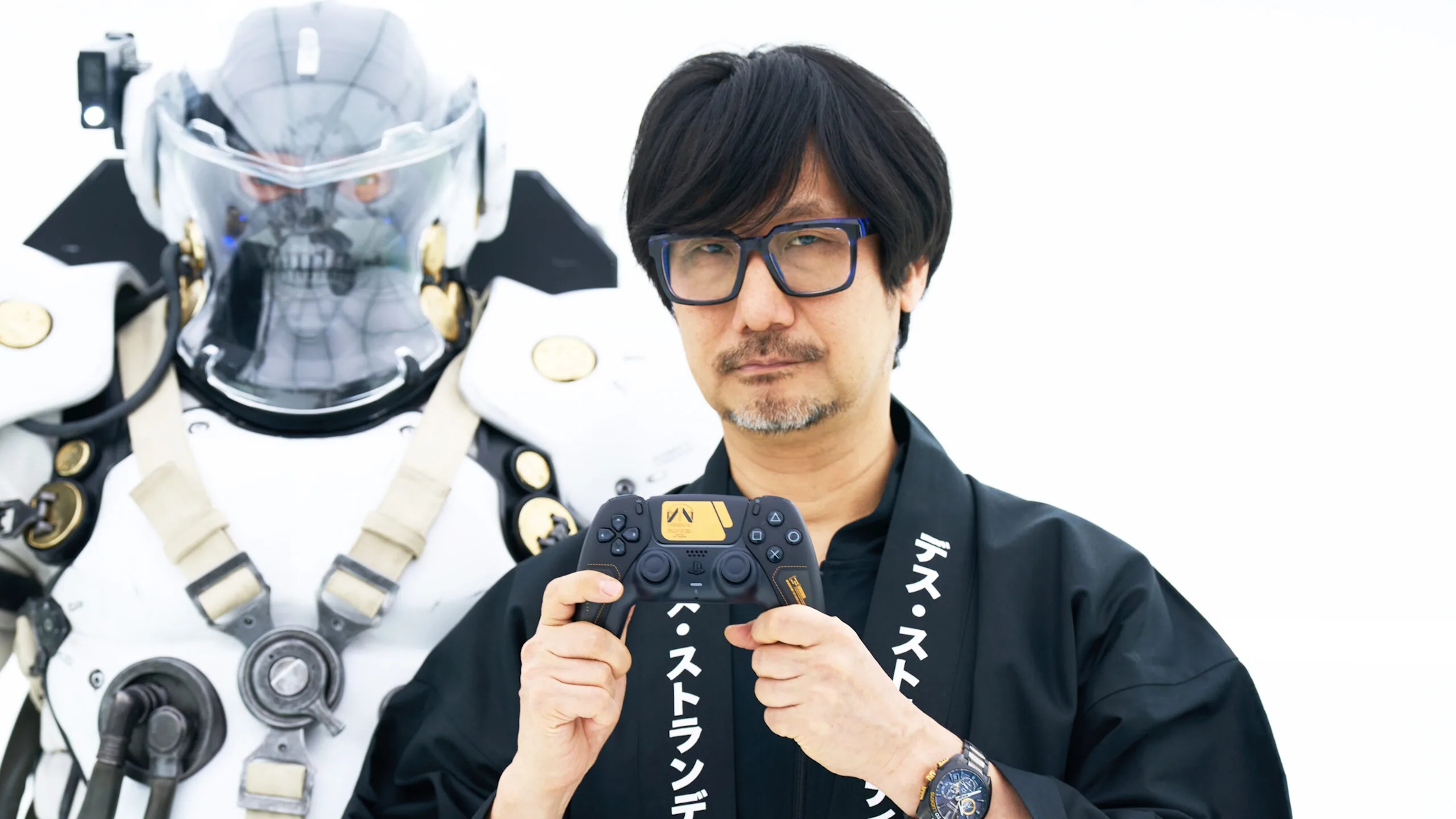 Hideo Kojima con il DualSense Limited Edition di Death Stranding 2