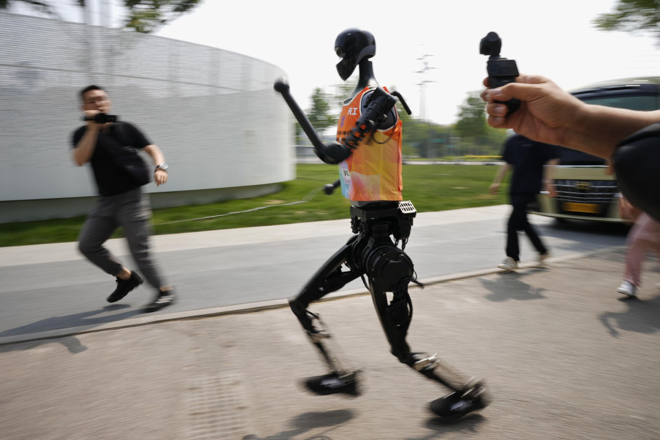 Il robot che ha vinto una mezza maratona in Cina potrà essere impiegato in magazzini e ospedali 2 robot