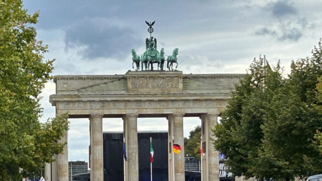 Germania, il governo approva un aumento del salario minimo: sa 12,82 a 14,60 euro all'ora in due anni 1 Germania, salario minimo