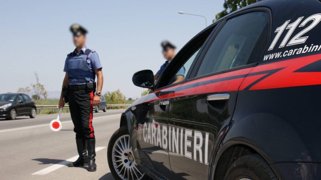 Multe per eccesso di velocità: in Italia tra le più pesanti, fino al 50% di uno stipendio medio 2 carabinieri controllo stradale