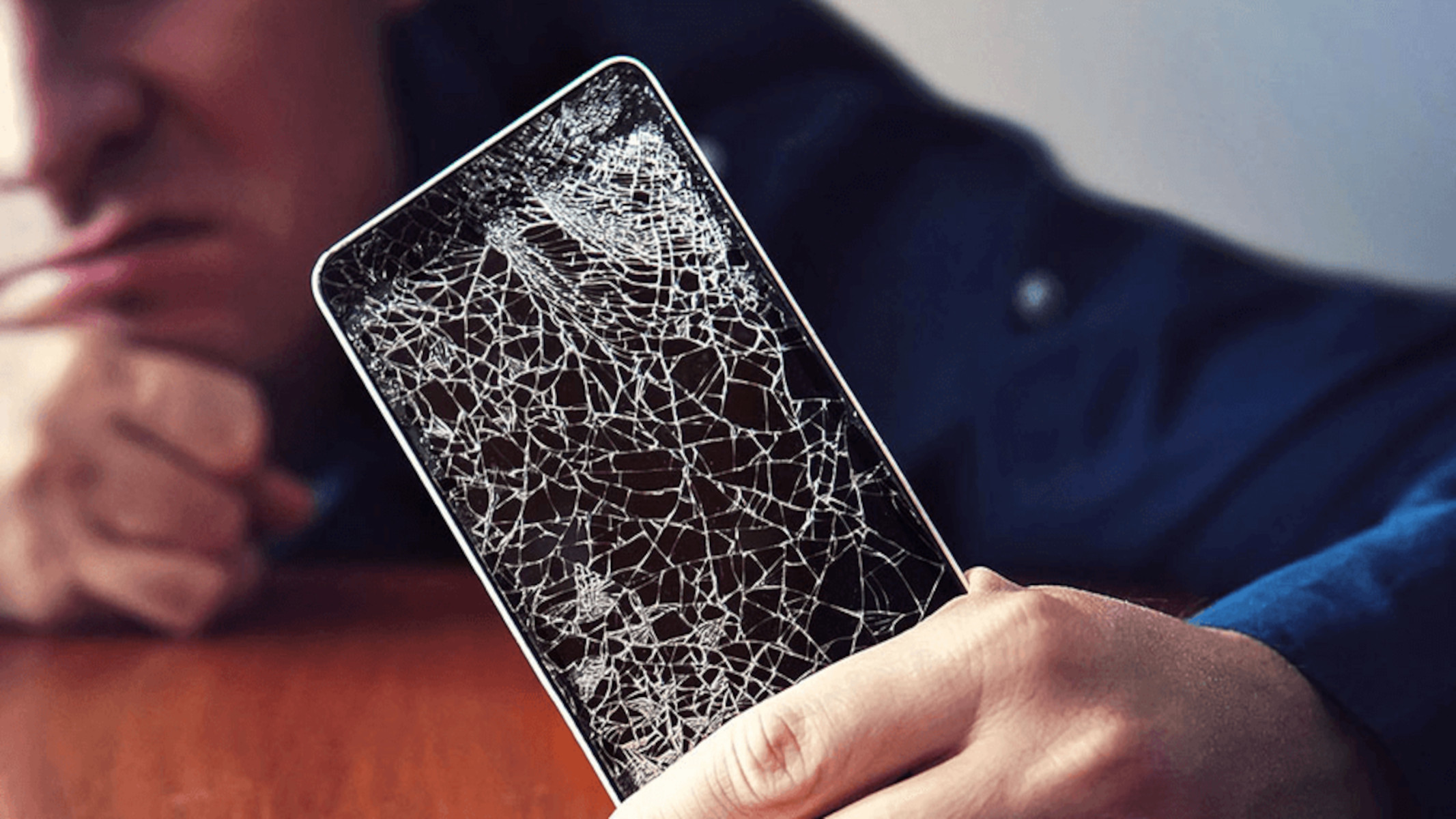 smartphone con il vetro rotto