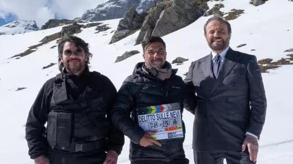 "Delitto sulle nevi", al cast del film con De Sica e Lillo si unisce anche Tony Effe: "Torno a recitare" 2 delitto sulle nevi lillo de sica