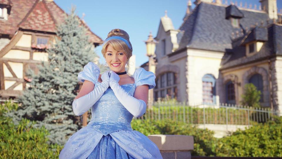 Disney blocca le apparizioni delle principesse nei parchi: identità degli interpreti finite sui social 2 disney