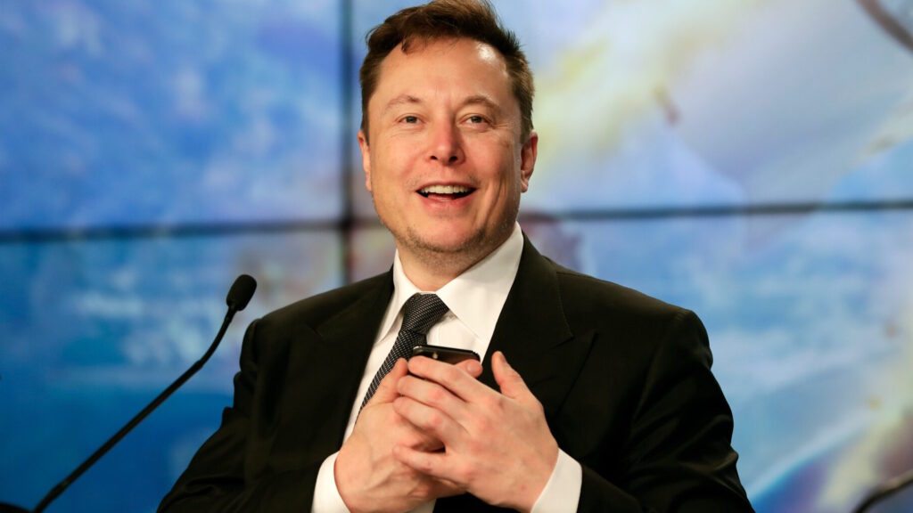 Secondo i suoi legali, Elon Musk non utilizza un computer, ma la verità è ben diversa 1 elon musk con smartphone