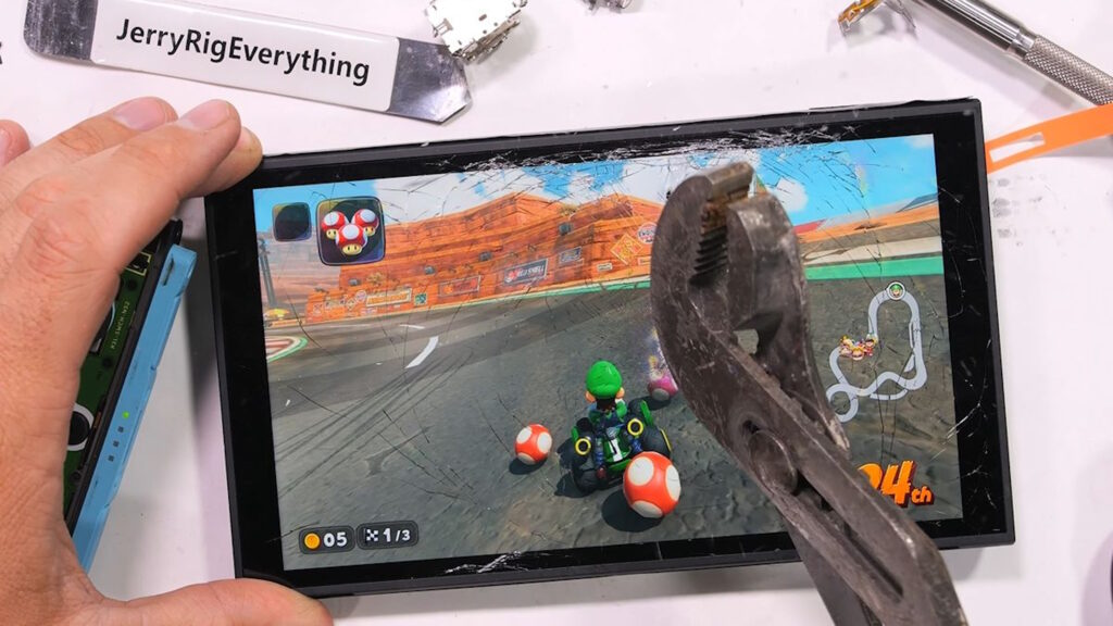 La prova di resistenza della Nintendo Switch 2: è "Praticamente invincibile" secondo JerryRigEverything 1 jerryrigeverything pinze switch 2