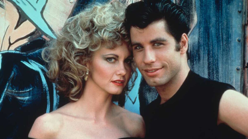John Travolta sorprende tutti alla proiezione sing-along di Grease con il ritorno di Danny Zuko 2 john travolta olivia grease