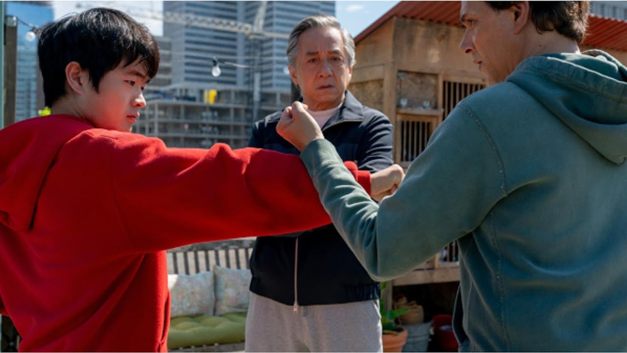 Jackie Chan, Ben White e Ralph Macchio in allenamento in Karate Kid: Legends