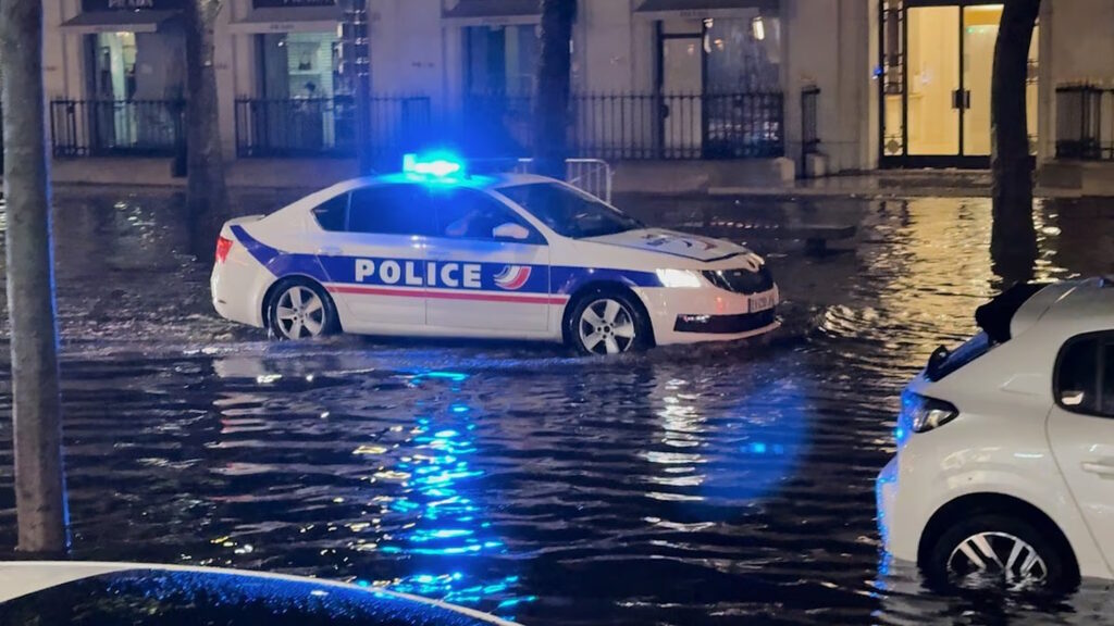 Parigi si allaga e la polizia ironizza passando per le strade con la colonna sonora del Titanic 1 parigi polizia canzone titanic