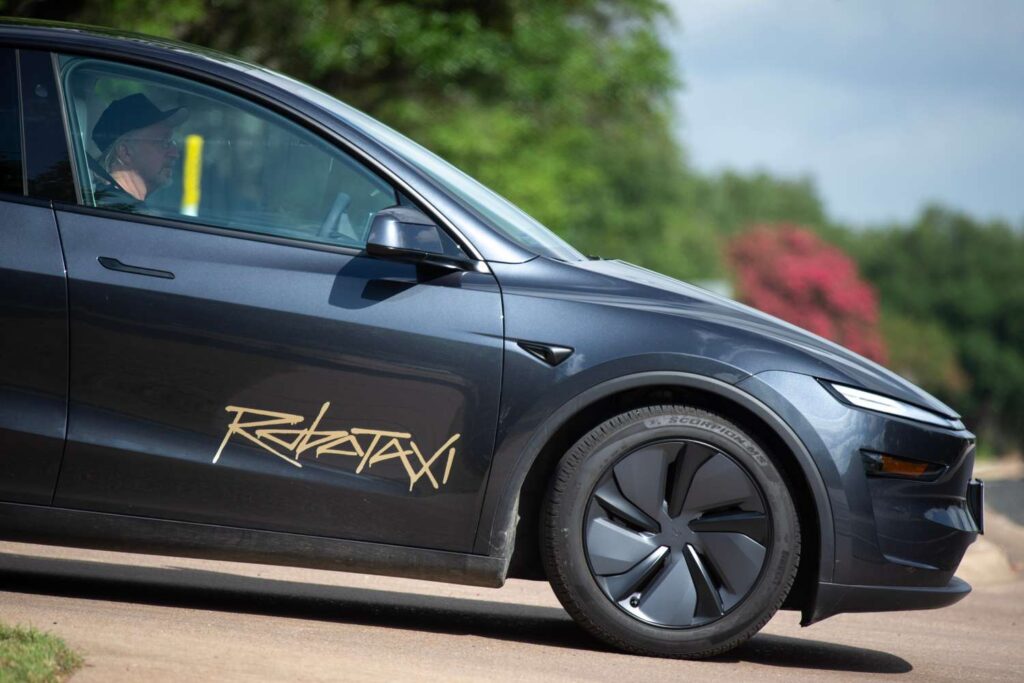 Tesla Robotaxi, prime corse a guida autonoma ad Austin: il futuro parte da 4,20 dollari 2 tesla