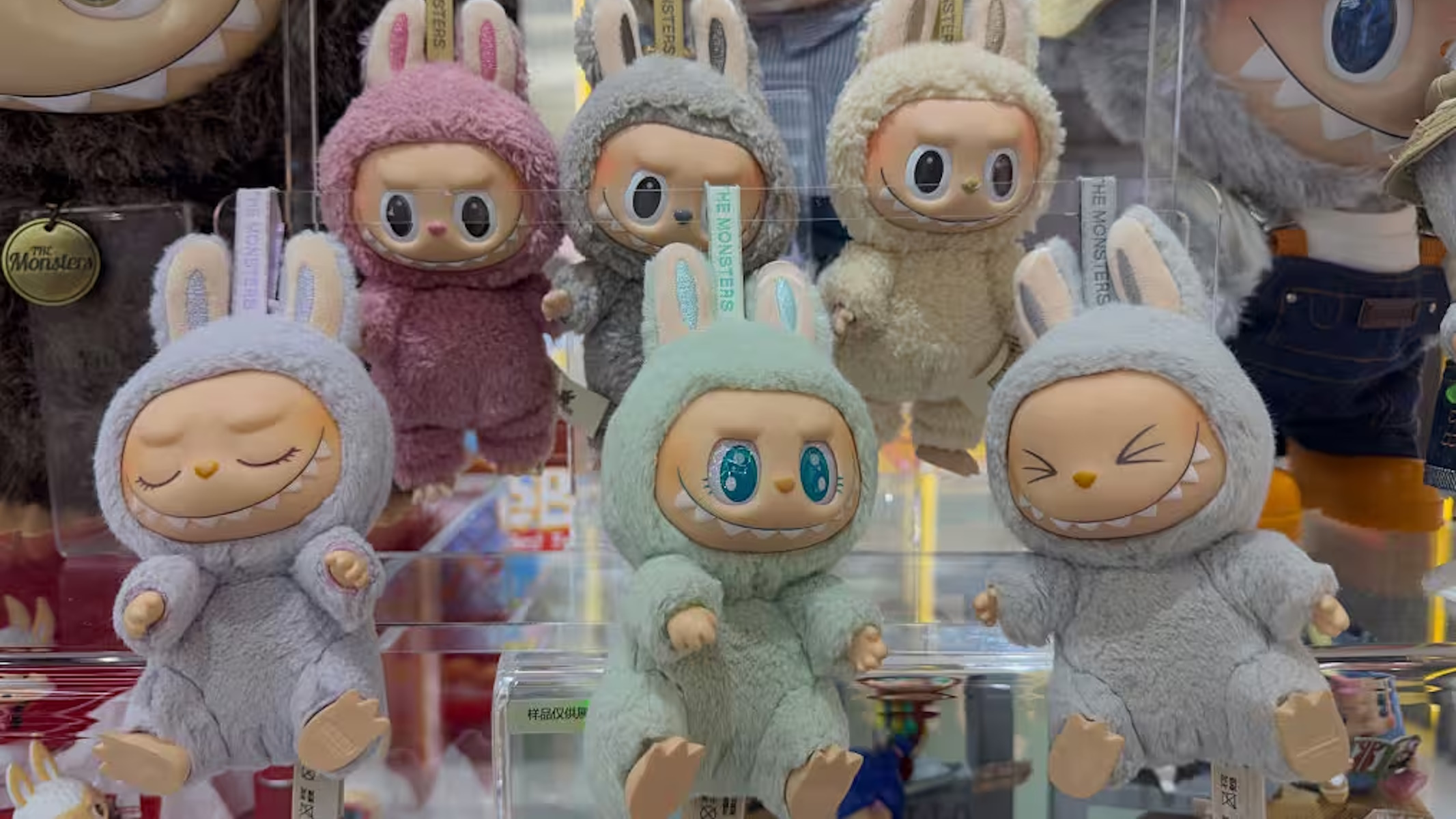esposizione di labubu da collezione