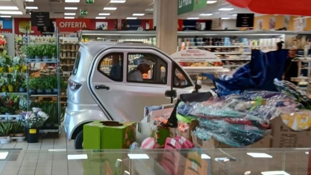 Carrefour, anziano entra con la minicar e parcheggia tra gli scaffali: "Le borse pesano" 1 anziano carrefour minicar