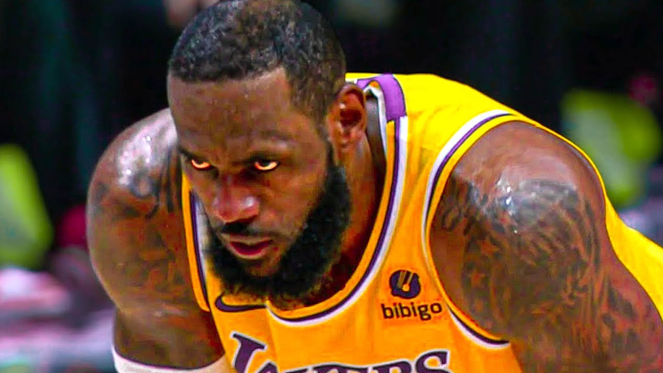 Lebron James con fare aggressivo