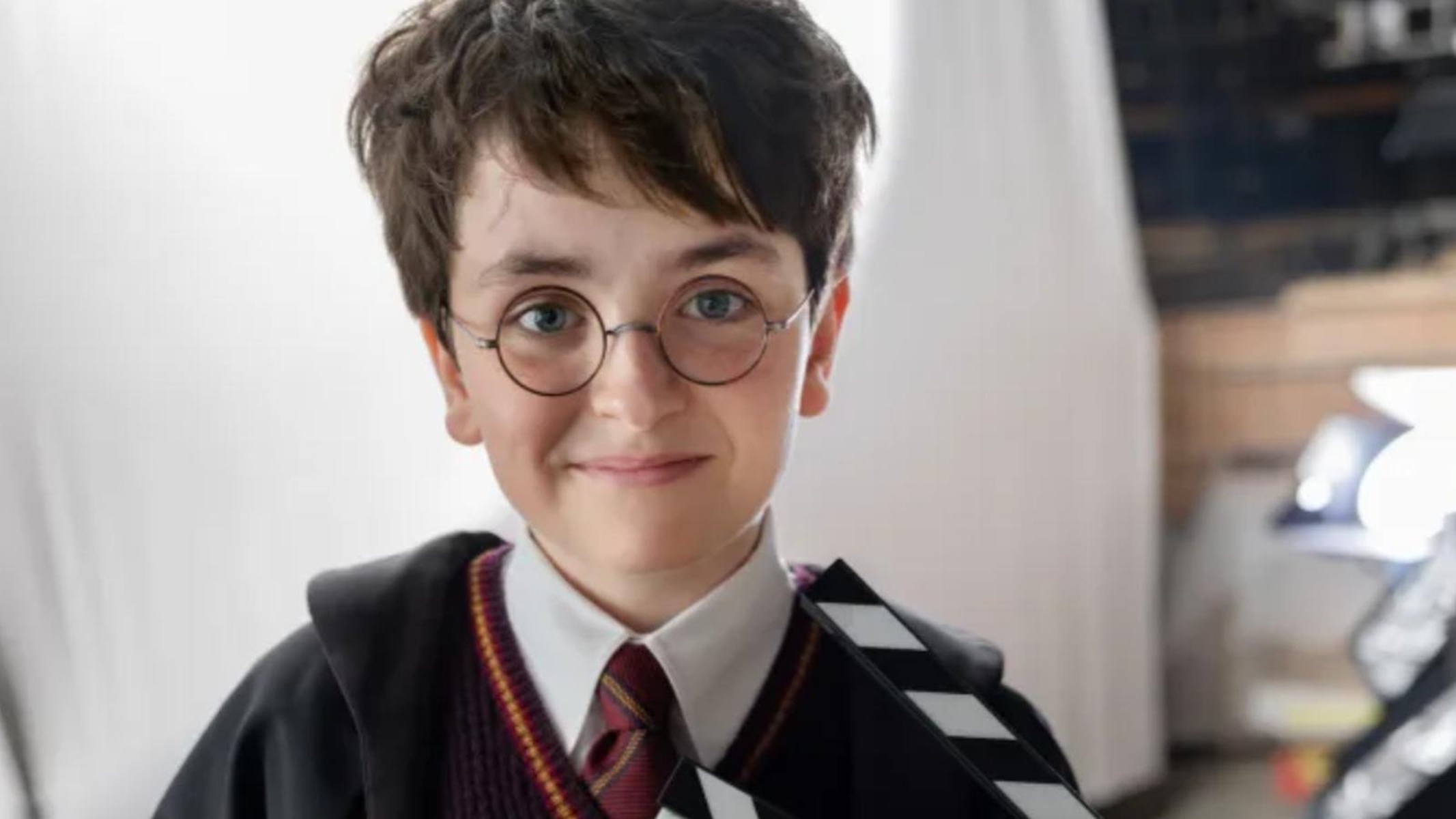 il giovane harry potter con il ciak della serie HBO