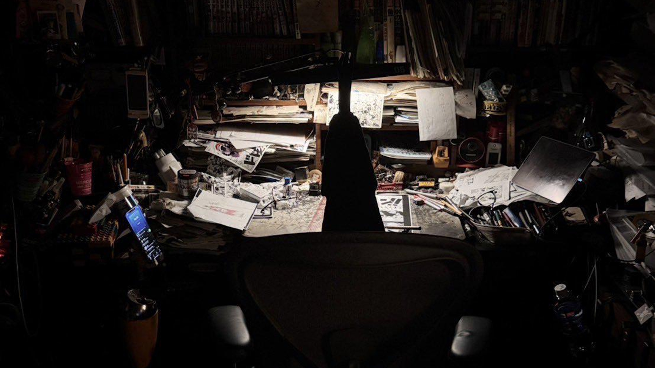 il pupazzo-silhouette di Imu sulla scrivania dove Oda crea One Piece