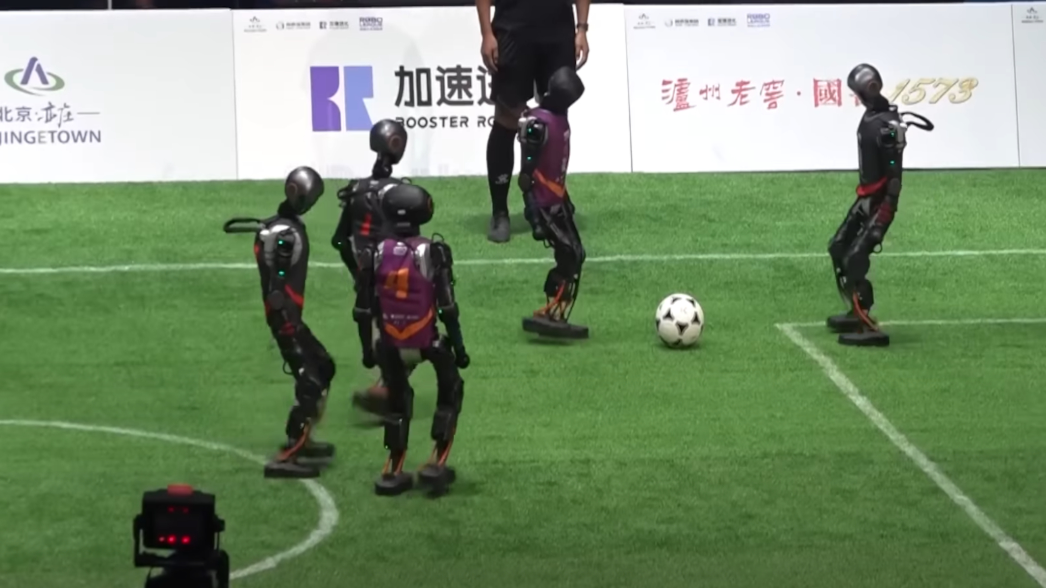 Robot si sfidano su un campo da calcio a Pechino