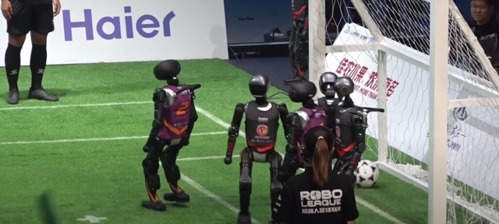 Pechino ospita le prime partite di calcio tra robot: scontri 3v3 guidati dall'intelligenza artificiale 2 robot3
