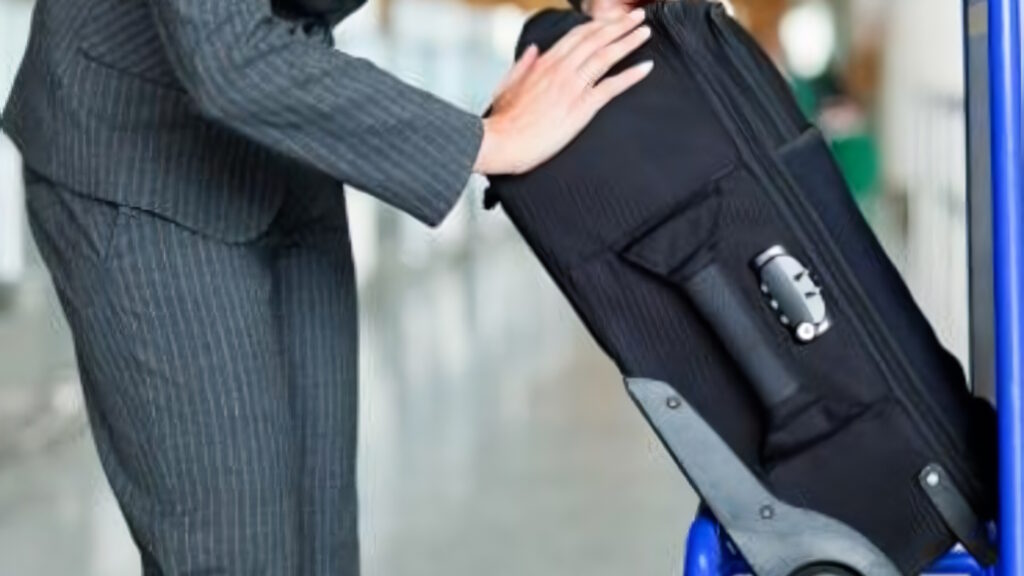Ryanair aggiorna le dimensioni del bagaglio a mano gratuito: consentiti fino a 40×30×20 cm 1 ryanair bagagli dimensioni