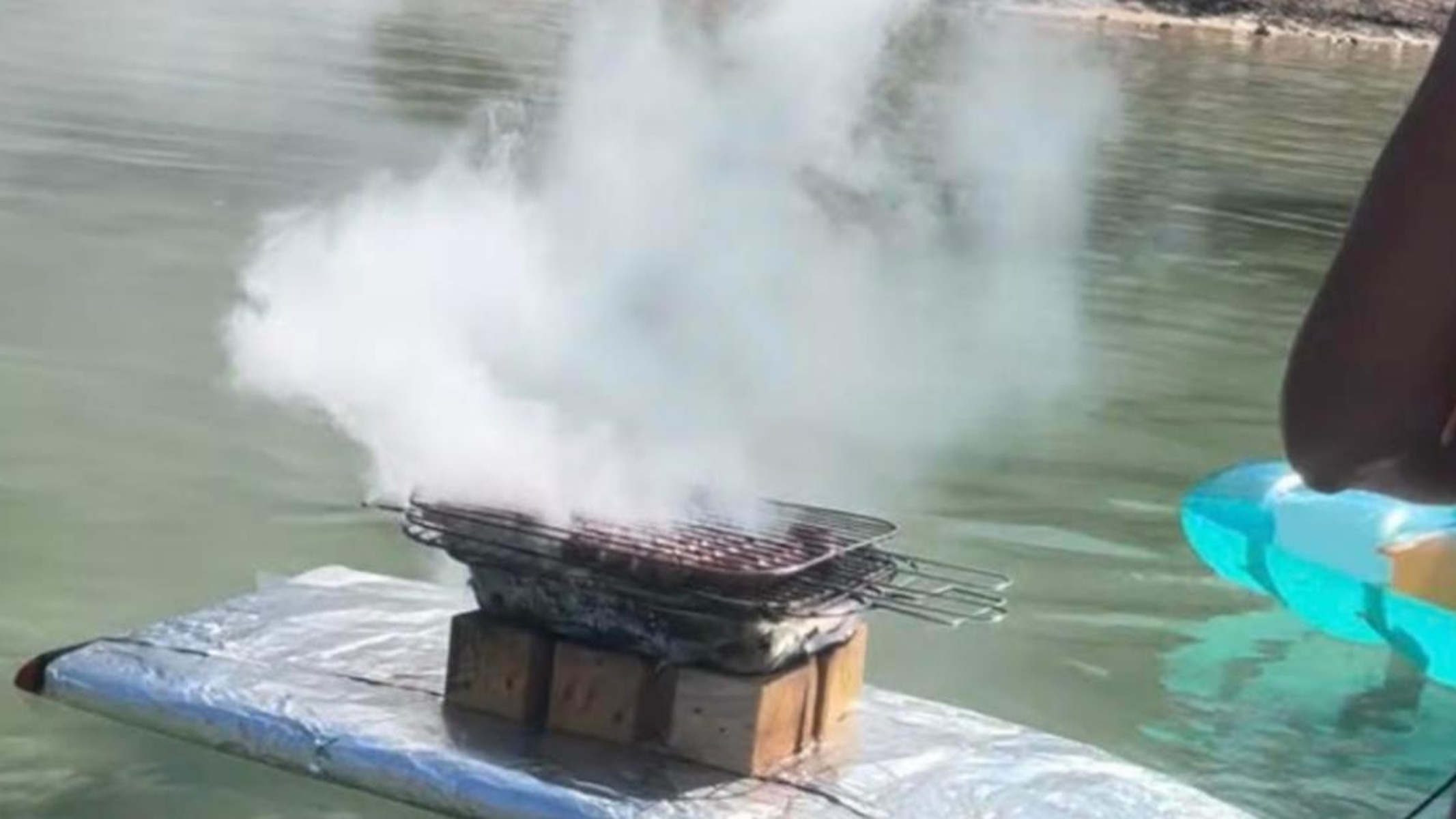 la grigliata sull'acqua dei ragazzi nel mare di Taranto