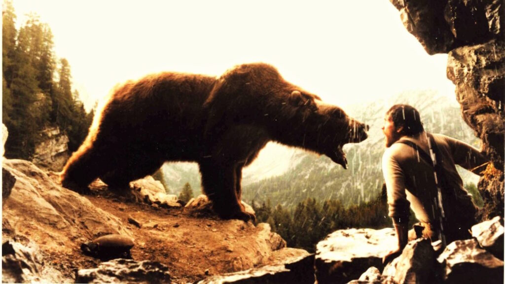 Tragedia in Romania: motociclista italiano perde la vita per farsi un selfie con una famiglia di orsi 2 the bear 1988