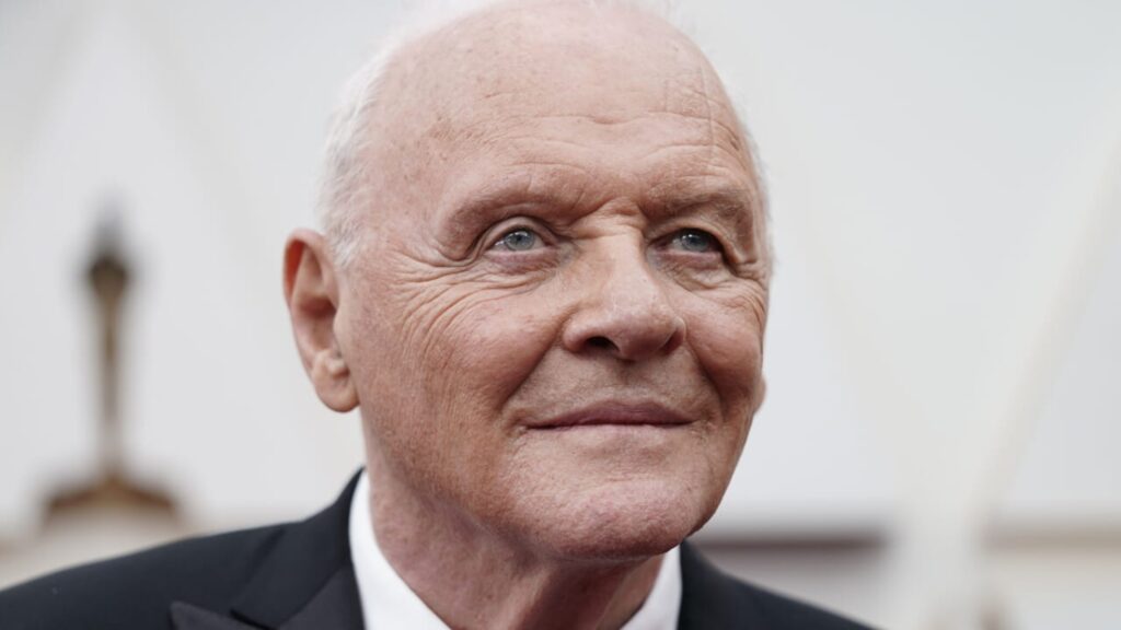 Anthony Hopkins prova la maschera da viso di Kim Kardashian e "rispolvera" il suo Hannibal Lecter 2 Anthony Hopkins
