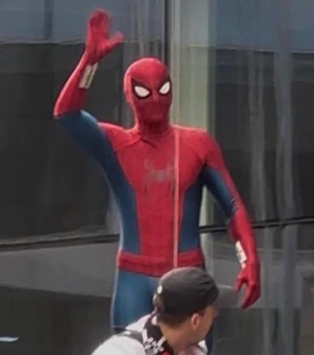 Spider-Man: Tom Holland condivide alcune foto dal set di Brand New Day 3 first look at tom holland wearing the mask on the set of v0