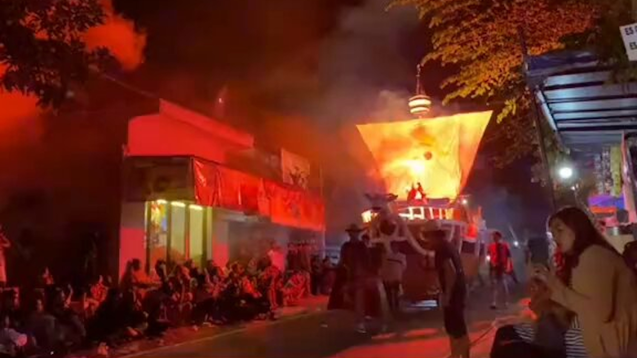 la nave Going Merry di one piece in una parata in indonesia