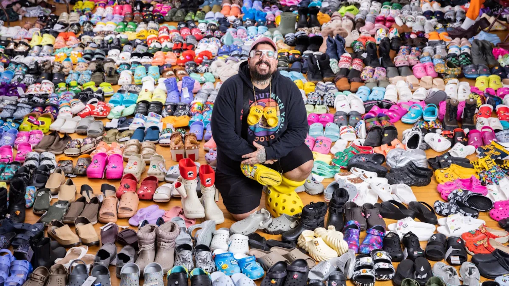 Doogie Sandtiger con la sua collezione di 3800 paia di Crocs