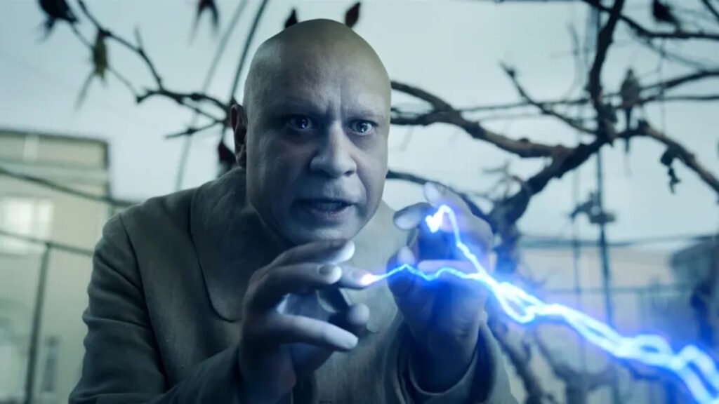 Mercoledì: Zio Fester pronto a brillare di luce propria, l'attore conferma lo spin-off 1 zio fester mercoledi poteri