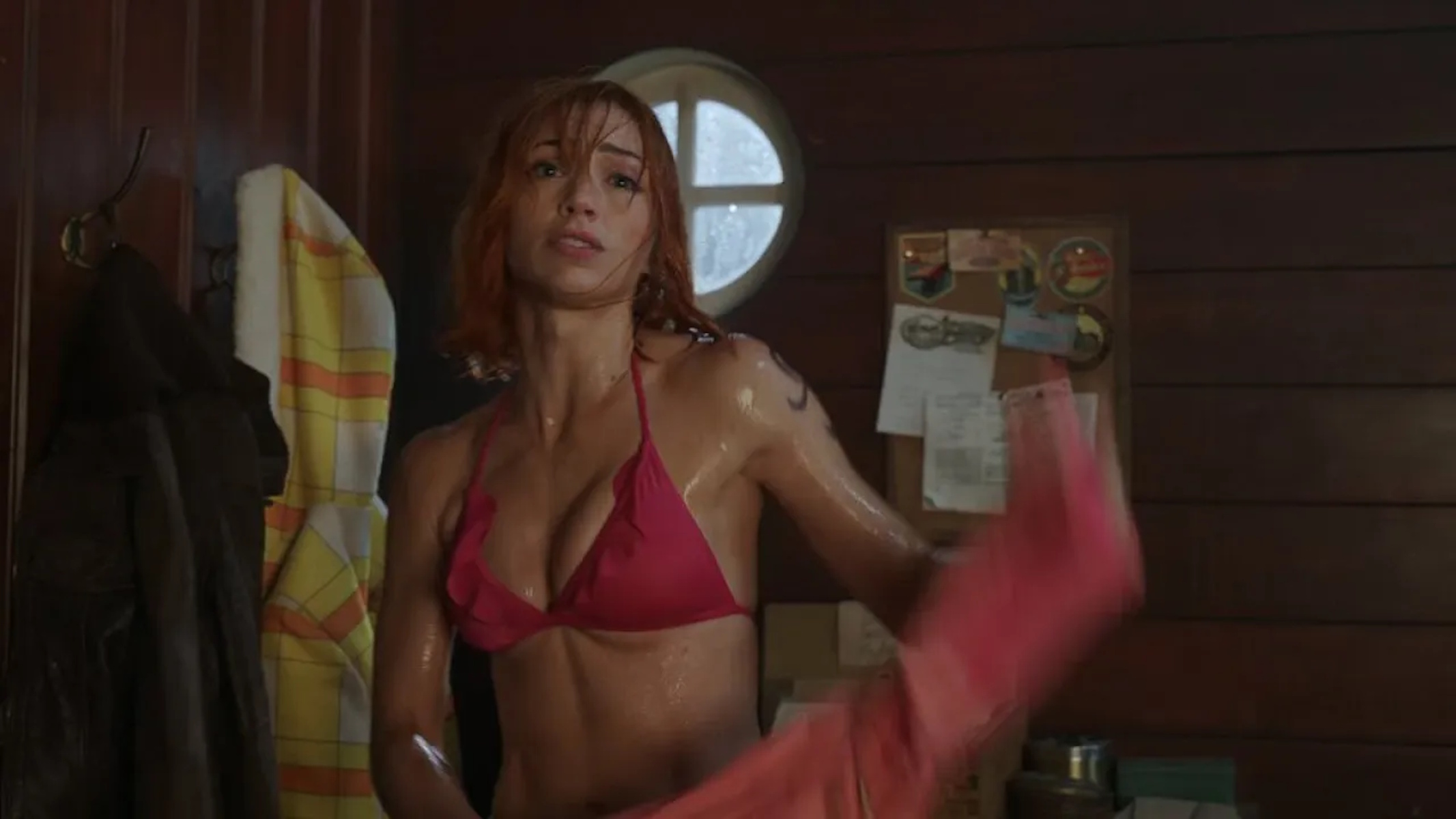 Emily Rudd nei panni di nami nella seconda stagione del live action di one piece